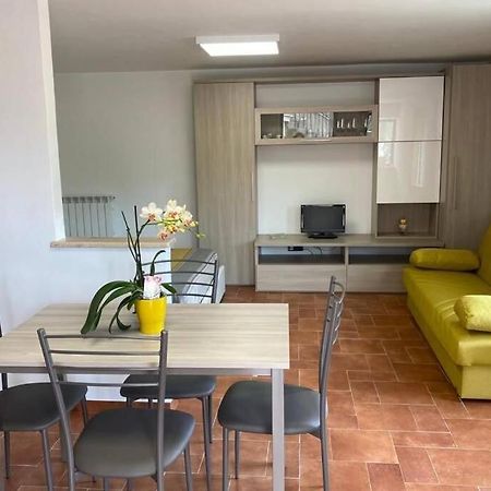 Ferienwohnung Alloggio A Via Impero Lenola Exterior foto